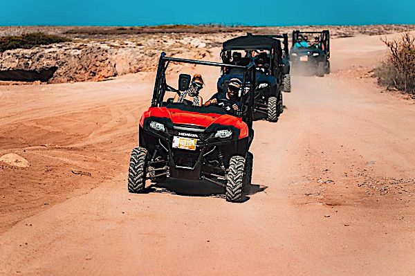 UTV - Pioneer 700 2-zits 675 CC vloeistofgekoelde tweecilinder